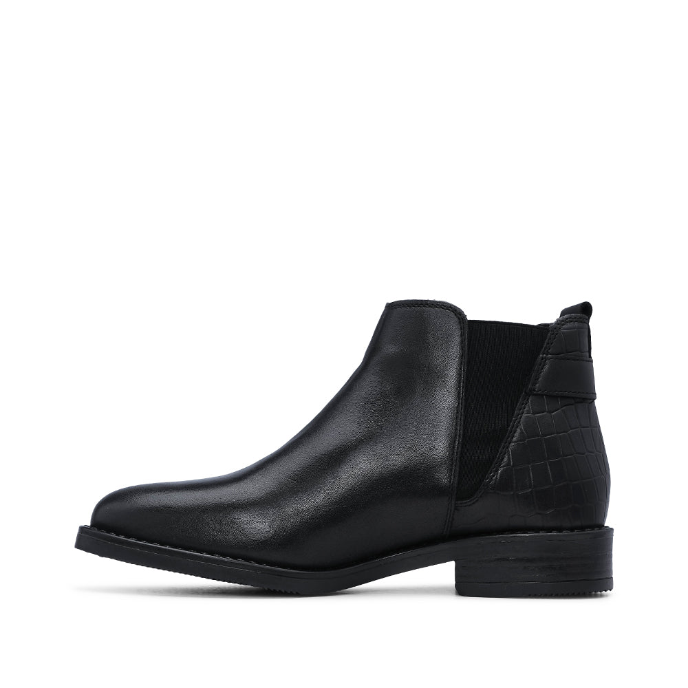 Botim Salto Raso Mulher Pele Preto