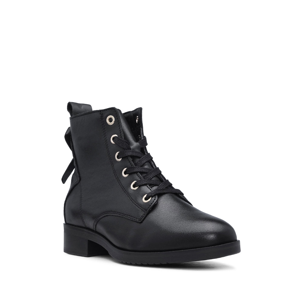 Botim Salto Raso Mulher Pele Preto