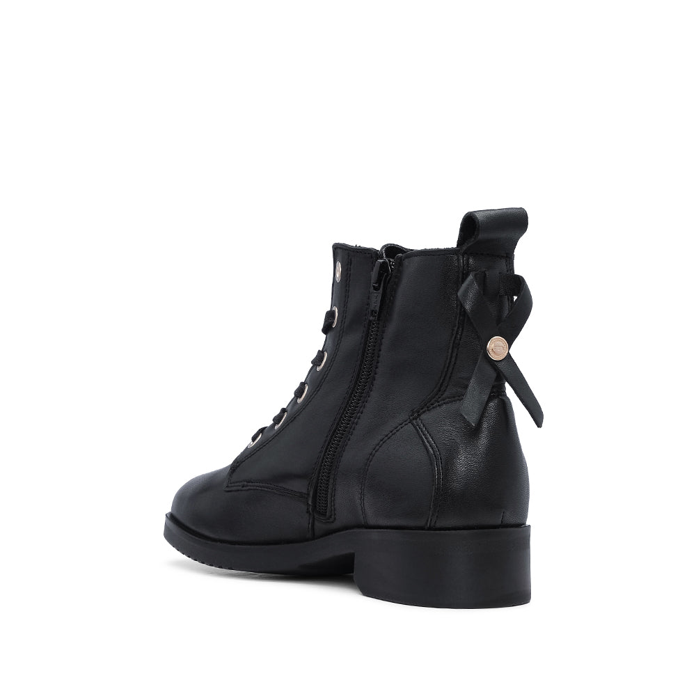 Botim Salto Raso Mulher Pele Preto