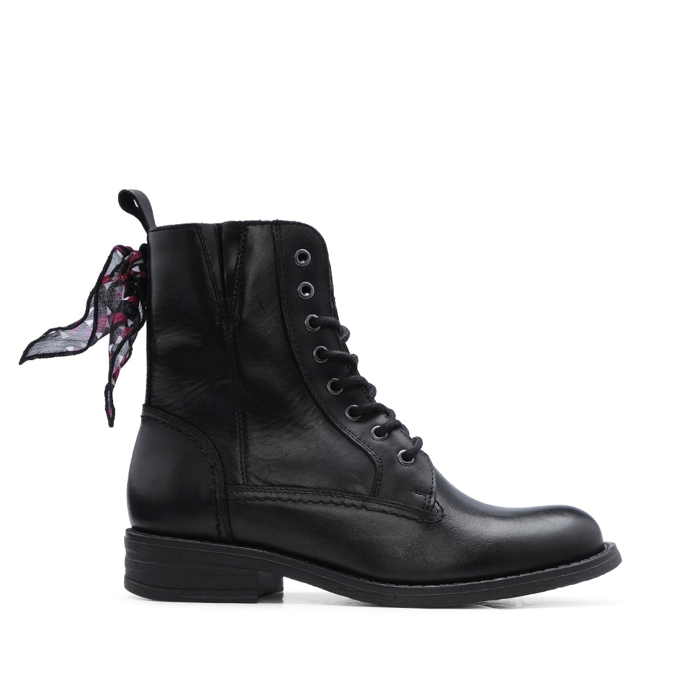 Botim Salto Raso Mulher Pele Preto