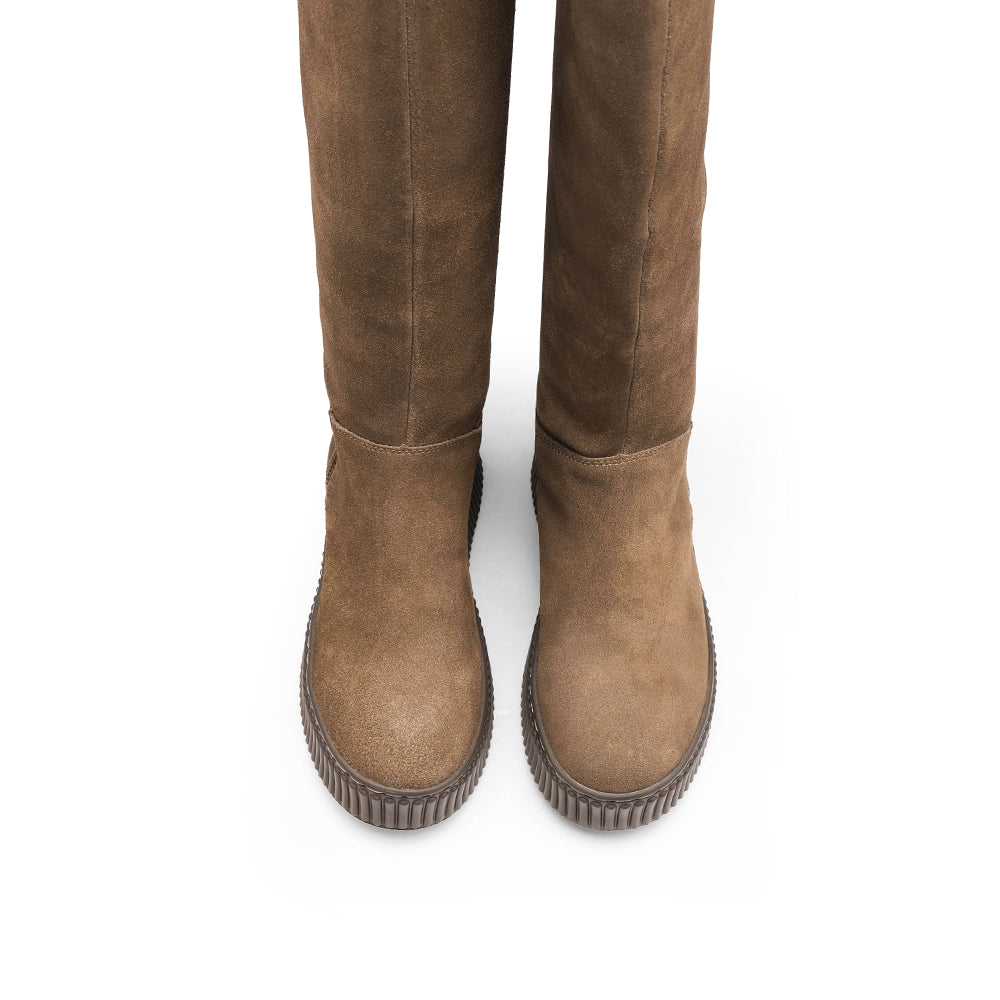 Bota Salto Raso Mulher Camurça Taupe